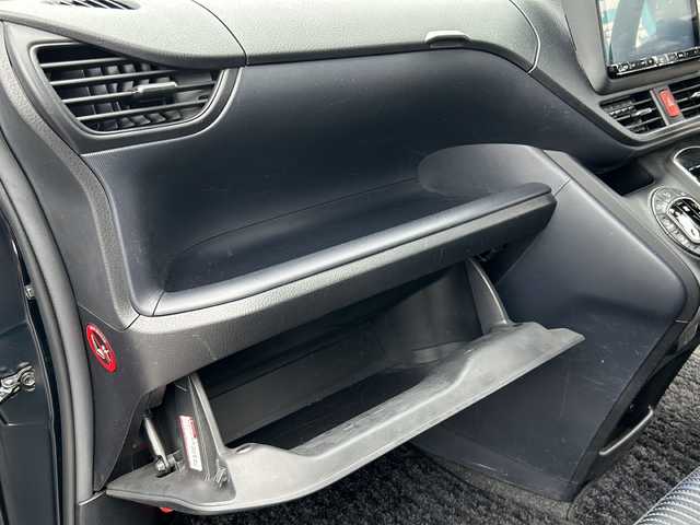 トヨタ ヴォクシー ZS 三重県 2014(平26)年 3.3万km ブラッキッシュアゲハガラスフレーク 登録時32800Km/社外ナビ/（FM・Bluetooth・CD・DVD・SD）/フルセグTV/両側パワースライドドア　/バックカメラ　/社外フリップダウンモニター　/ＭＴモード付　/アイドリングストップ　/ＥＣＯモード　/横すべり防止　/ステリモ　/3列シート/ウォークスルー/ＬＥＤオートライト　/フォグライト/保証書/取説