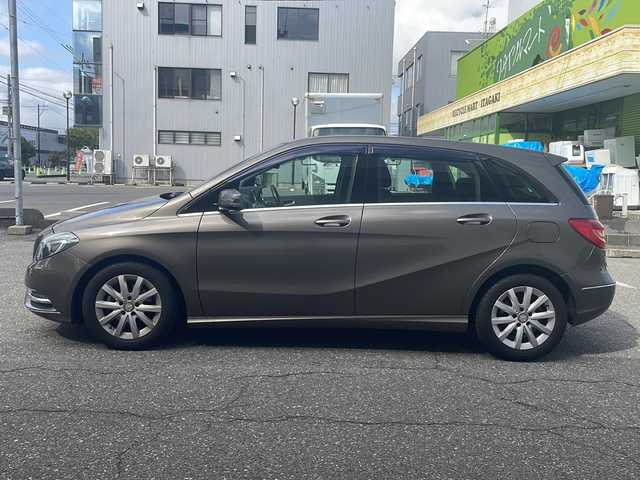 メルセデス・ベンツ Ｂ１８０ ブルーエフィシェンシー 福井県 2012(平24)年 7.9万km モノリスグレー 登録時走行距離78212km/純正HDDナビゲーション/（CD/DVD）/フルセグテレビ /バックカメラ/ドライブレコーダー /純正16インチアルミホイール/クルーズコントロール/LIMスイッチ/クリアランスソナー /電動格納ミラー/キーレスキー/ETC/UDBポート/ドアバイザー/ステアリングリモコン/オートライト