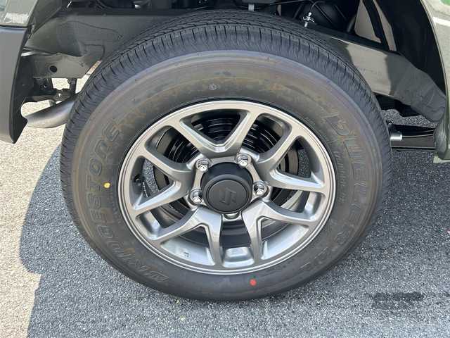 スズキ ジムニー XC 奈良県 2025(令7)年 0.1万km未満 ジャングルグリーン 前列シートヒーター　/ＬＥＤヘッドランプ　/ヘッドランプウォッシャー　/クルーズコントロールシステム　/本革巻ステアリングホイール　/純正アルミホイール　/ＡＡＣ　/ワンオーナー　/スペアキー