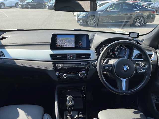 ＢＭＷ Ｘ１ xDrive 18d Mスポーツ 山口県 2021(令3)年 5.7万km ミネラルホワイト ワンオーナー/メーカーオプションナビ/(AM/FM/USB/Bluetooth)/バックカメラ/ドライブレコーダー(前方)/ミラー一体型ETC/社外レーダー/衝突軽減ブレーキ/レーンキープアシスト/コーナーセンサー/クルーズコントロール/パワーバックドア/ハーフレザーシート/前席パワーシート/パドルシフト/ステアリングスイッチ/オートライト/LEDヘッドランプ/フォグランプ/プッシュスタート/スマートキー×２/アイドリングストップ/ルーフレール/ラゲッジマット/純正アルミホイール/純正フロアマット/取扱説明書/保証書