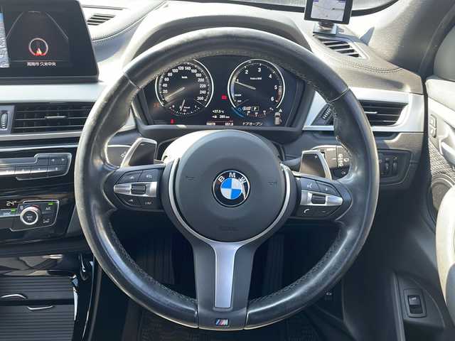 ＢＭＷ Ｘ１ xDrive 18d Mスポーツ 山口県 2021(令3)年 5.7万km ミネラルホワイト ワンオーナー/メーカーオプションナビ/(AM/FM/USB/Bluetooth)/バックカメラ/ドライブレコーダー(前方)/ミラー一体型ETC/社外レーダー/衝突軽減ブレーキ/レーンキープアシスト/コーナーセンサー/クルーズコントロール/パワーバックドア/ハーフレザーシート/前席パワーシート/パドルシフト/ステアリングスイッチ/オートライト/LEDヘッドランプ/フォグランプ/プッシュスタート/スマートキー×２/アイドリングストップ/ルーフレール/ラゲッジマット/純正アルミホイール/純正フロアマット/取扱説明書/保証書