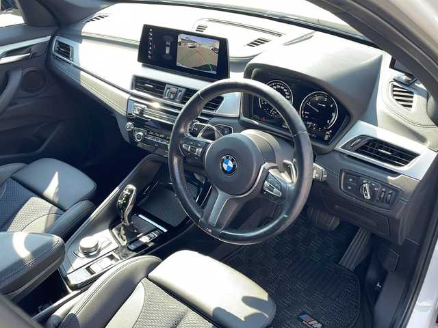 ＢＭＷ Ｘ１ xDrive 18d Mスポーツ 山口県 2021(令3)年 5.7万km ミネラルホワイト ワンオーナー/メーカーオプションナビ/(AM/FM/USB/Bluetooth)/バックカメラ/ドライブレコーダー(前方)/ミラー一体型ETC/社外レーダー/衝突軽減ブレーキ/レーンキープアシスト/コーナーセンサー/クルーズコントロール/パワーバックドア/ハーフレザーシート/前席パワーシート/パドルシフト/ステアリングスイッチ/オートライト/LEDヘッドランプ/フォグランプ/プッシュスタート/スマートキー×２/アイドリングストップ/ルーフレール/ラゲッジマット/純正アルミホイール/純正フロアマット/取扱説明書/保証書