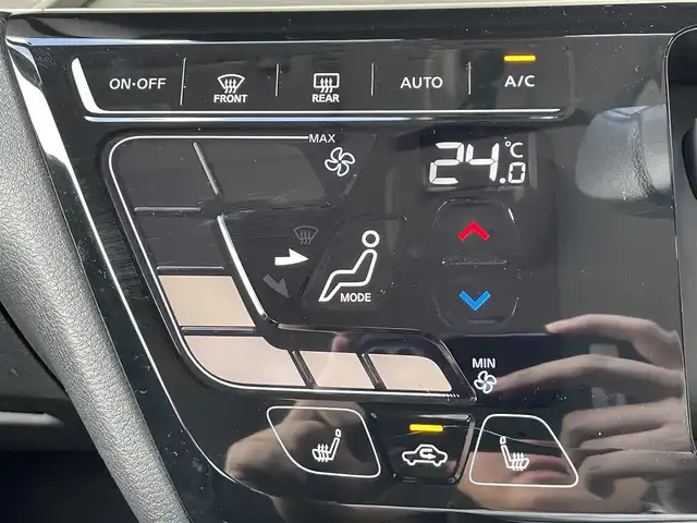 三菱 デリカミニ T プレミアム 佐賀県 2024(令6)年 0.7万km ＤグリーンⅡ マイパイロット /ルーフレール /e-Assisut/レーダークルーズコントロール/デジタルルームミラー(全方位カメラ付き)/社外8型ナビ(AVIC-RL522)/・フルセグTV/BT/・AppleCarPlay/AndoroidAuto/パーキングセンサー/ヒルディセントコントロール/電動パーキングブレーキ/純正15インチAW/両側パワースライドドア/ハーフレザーシート/シートヒーター/パドルシフト/ステアリングヒーター/LEDヘッドライト/サーキュレーター/取扱説明書/保証書