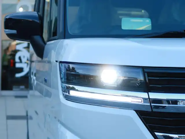スズキ スペーシア カスタム HYBRID XS ターボ 千葉県 2025(令7)年 0.1千km ピュアホワイトパール/ブラック2トーン 【届出済未使用車】/【ピュアホワイトP/ブラック2トーン（C2H）】/ターボ車/LEDヘッドライト/LEDフォグランプ/ヘッドアップディスプレイ/スズキセーフティーサポート/両側パワースライドドア/ハーフレザーシート/シートヒーター/純正15インチAW/アダプティブクルーズコントロール/プッシュスタート/スマートキー2本/プレミアムUV/IRカットガラス/サイド/カーテンエアバッグ/保証書/取扱説明書/禁煙車　　前オーナー様の申告により表示しております。当車両の禁煙を保証するものではありません。