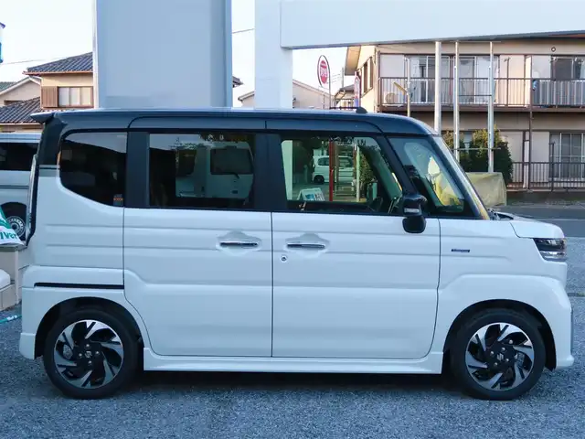 スズキ スペーシア カスタム HYBRID XS ターボ 千葉県 2025(令7)年 0.1千km ピュアホワイトパール/ブラック2トーン 【届出済未使用車】/【ピュアホワイトP/ブラック2トーン（C2H）】/ターボ車/LEDヘッドライト/LEDフォグランプ/ヘッドアップディスプレイ/スズキセーフティーサポート/両側パワースライドドア/ハーフレザーシート/シートヒーター/純正15インチAW/アダプティブクルーズコントロール/プッシュスタート/スマートキー2本/プレミアムUV/IRカットガラス/サイド/カーテンエアバッグ/保証書/取扱説明書/禁煙車　　前オーナー様の申告により表示しております。当車両の禁煙を保証するものではありません。