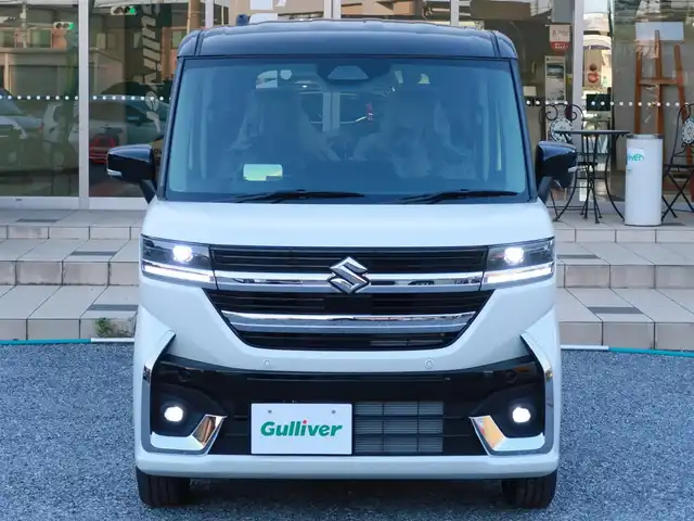 スズキ スペーシア カスタム HYBRID XS ターボ 千葉県 2025(令7)年 0.1千km ピュアホワイトパール/ブラック2トーン 【届出済未使用車】/【ピュアホワイトP/ブラック2トーン（C2H）】/ターボ車/LEDヘッドライト/LEDフォグランプ/ヘッドアップディスプレイ/スズキセーフティーサポート/両側パワースライドドア/ハーフレザーシート/シートヒーター/純正15インチAW/アダプティブクルーズコントロール/プッシュスタート/スマートキー2本/プレミアムUV/IRカットガラス/サイド/カーテンエアバッグ/保証書/取扱説明書/禁煙車　　前オーナー様の申告により表示しております。当車両の禁煙を保証するものではありません。