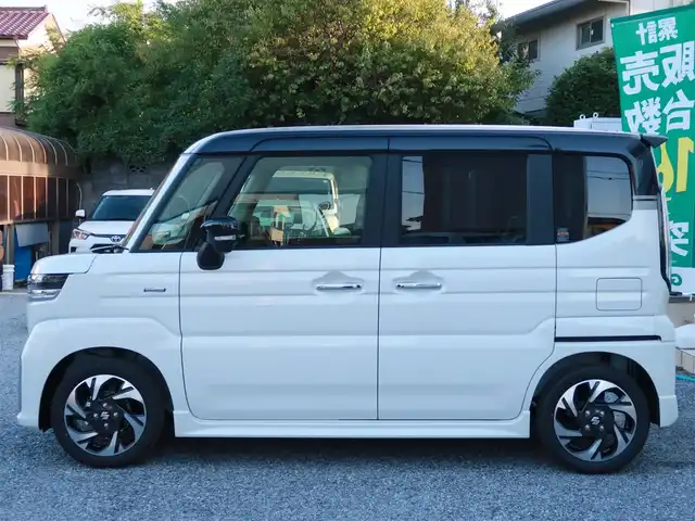 スズキ スペーシア カスタム HYBRID XS ターボ 千葉県 2025(令7)年 0.1千km ピュアホワイトパール/ブラック2トーン 【届出済未使用車】/【ピュアホワイトP/ブラック2トーン（C2H）】/ターボ車/LEDヘッドライト/LEDフォグランプ/ヘッドアップディスプレイ/スズキセーフティーサポート/両側パワースライドドア/ハーフレザーシート/シートヒーター/純正15インチAW/アダプティブクルーズコントロール/プッシュスタート/スマートキー2本/プレミアムUV/IRカットガラス/サイド/カーテンエアバッグ/保証書/取扱説明書/禁煙車　　前オーナー様の申告により表示しております。当車両の禁煙を保証するものではありません。