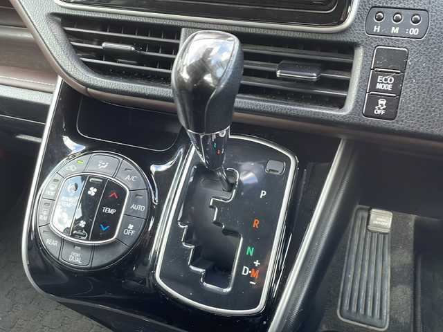 トヨタ エスクァイア Gi 徳島県 2016(平28)年 11.8万km ホワイトパールクリスタルシャイン 衝突軽減ブレーキ/純正9インチナビ【NSZT-Y64T】/（Bluetooth/フルセグ/CD/DVD/AM/FM/SD）/バックカメラ/両側パワースライドドア/合皮シート/シートヒーター（D+N席）/クルーズコントロール/LDA/LEDヘッドライト/オートハイビーム/ETC/アイドリングストップ/純正AW/電格ミラー/プッシュスタート/スマートキー/スペアキー