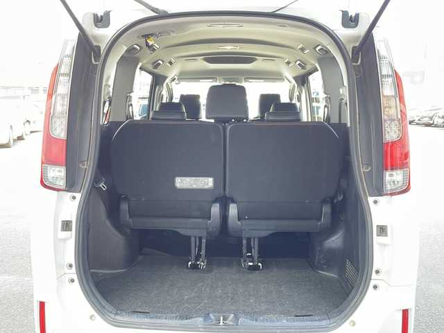 トヨタ エスクァイア Gi 徳島県 2016(平28)年 11.8万km ホワイトパールクリスタルシャイン 衝突軽減ブレーキ/純正9インチナビ【NSZT-Y64T】/（Bluetooth/フルセグ/CD/DVD/AM/FM/SD）/バックカメラ/両側パワースライドドア/合皮シート/シートヒーター（D+N席）/クルーズコントロール/LDA/LEDヘッドライト/オートハイビーム/ETC/アイドリングストップ/純正AW/電格ミラー/プッシュスタート/スマートキー/スペアキー