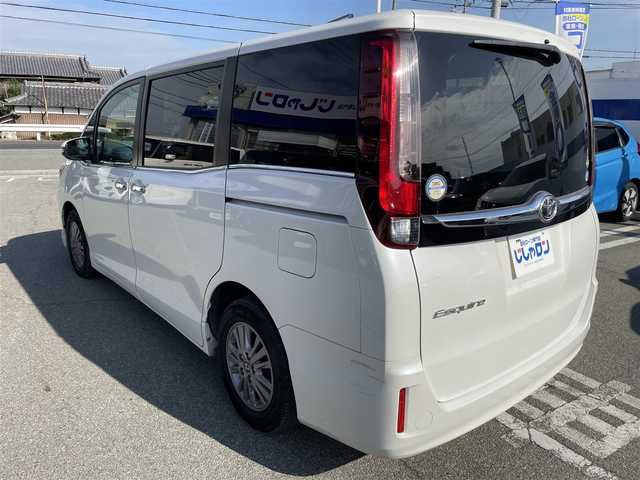 トヨタ エスクァイア Gi 兵庫県 2016(平28)年 11.8万km ホワイトパールクリスタルシャイン 衝突軽減ブレーキ/純正9インチナビ【NSZT-Y64T】/（Bluetooth/フルセグ/CD/DVD/AM/FM/SD）/バックカメラ/両側パワースライドドア/合皮シート/シートヒーター（D+N席）/クルーズコントロール/LDA/LEDヘッドライト/オートハイビーム/ETC/アイドリングストップ/純正AW/電格ミラー/プッシュスタート/スマートキー/スペアキー