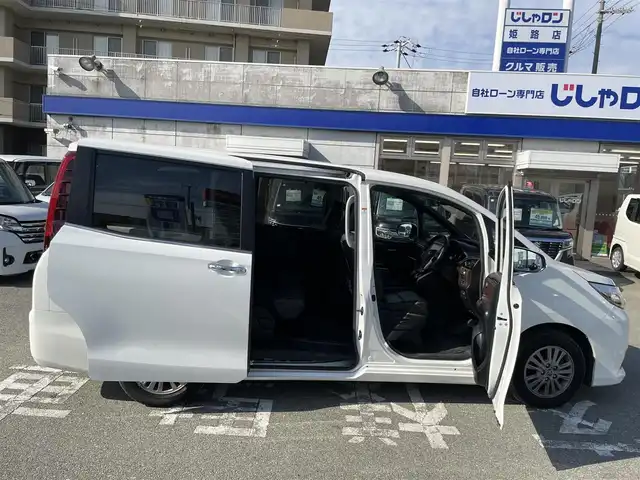 トヨタ エスクァイア Gi 兵庫県 2016(平28)年 11.8万km ホワイトパールクリスタルシャイン 衝突軽減ブレーキ/純正9インチナビ【NSZT-Y64T】/（Bluetooth/フルセグ/CD/DVD/AM/FM/SD）/バックカメラ/両側パワースライドドア/合皮シート/シートヒーター（D+N席）/クルーズコントロール/LDA/LEDヘッドライト/オートハイビーム/ETC/アイドリングストップ/純正AW/電格ミラー/プッシュスタート/スマートキー/スペアキー