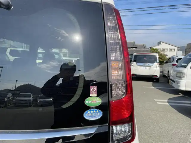 トヨタ エスクァイア Gi 兵庫県 2016(平28)年 11.8万km ホワイトパールクリスタルシャイン 衝突軽減ブレーキ/純正9インチナビ【NSZT-Y64T】/（Bluetooth/フルセグ/CD/DVD/AM/FM/SD）/バックカメラ/両側パワースライドドア/合皮シート/シートヒーター（D+N席）/クルーズコントロール/LDA/LEDヘッドライト/オートハイビーム/ETC/アイドリングストップ/純正AW/電格ミラー/プッシュスタート/スマートキー/スペアキー