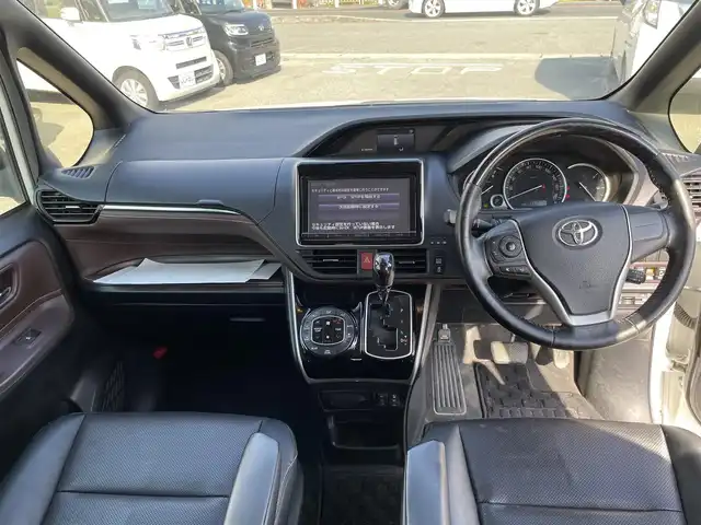 トヨタ エスクァイア Gi 兵庫県 2016(平28)年 11.8万km ホワイトパールクリスタルシャイン 衝突軽減ブレーキ/純正9インチナビ【NSZT-Y64T】/（Bluetooth/フルセグ/CD/DVD/AM/FM/SD）/バックカメラ/両側パワースライドドア/合皮シート/シートヒーター（D+N席）/クルーズコントロール/LDA/LEDヘッドライト/オートハイビーム/ETC/アイドリングストップ/純正AW/電格ミラー/プッシュスタート/スマートキー/スペアキー