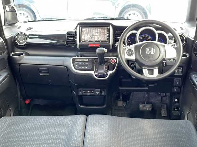 ホンダ Ｎ ＢＯＸ カスタム G SSパッケージ 道北・旭川 2016(平28)年 6.7万km プレミアムホワイトパールⅡ /４ＷＤ　//スマートキー//純正ナビ　//ＣＤ・ＤＶＤ・ＳＤ・フルセグＴＶ　//両側パワースライドドア　//ステアリングリモコン　//前席シートヒーター　//ＨＩＤヘッドライト　//オートライト　//リアサンシェード//ＥＴＣ//純正１４インチアルミホイール//保証書//取説