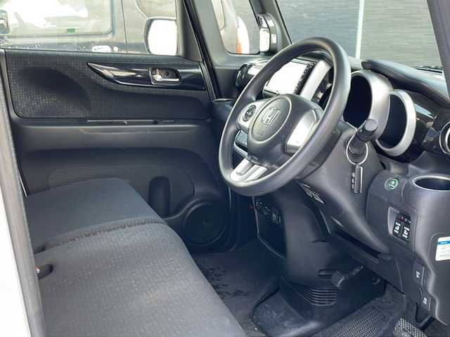 ホンダ Ｎ ＢＯＸ カスタム G SSパッケージ 道北・旭川 2016(平28)年 6.7万km プレミアムホワイトパールⅡ /４ＷＤ　//スマートキー//純正ナビ　//ＣＤ・ＤＶＤ・ＳＤ・フルセグＴＶ　//両側パワースライドドア　//ステアリングリモコン　//前席シートヒーター　//ＨＩＤヘッドライト　//オートライト　//リアサンシェード//ＥＴＣ//純正１４インチアルミホイール//保証書//取説