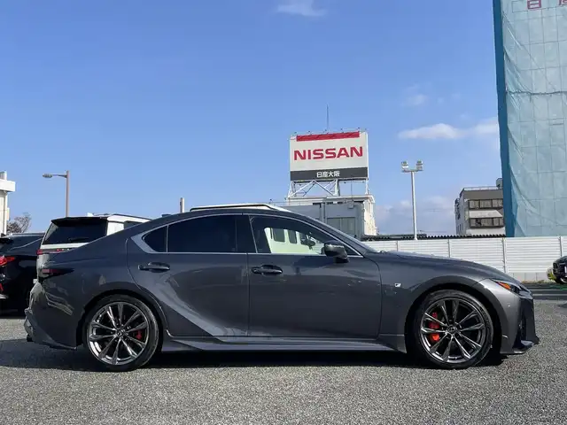 レクサス ＩＳ 350 Fスポーツ 兵庫県 2022(令4)年 1.4万km ソニッククロム /TRDエアロ//TRDフロントスポイラー//TRDサイドスカート//TRDスポーツマフラー&リヤディフューザー//TRDメンバーブレースセット//内装：フレアレッド//OP Fスポーツ専用オレンジキャリパー//OP 専用本革スポーツシート（ヒーター/ベンチレーション）//純正ナビ//地デジ/DVD/BT/USB/AUX/Miracast//バックカメラ//ステアリングリモコン（スタリングヒーター付）//ナノイーエアコン//純正19インチAW//ビルトインETC//360度ドライブレコーダー//レーダークルーズコントロール//プリクラッシュセーフティ//LTA/BSM/PKSB/RSA//先行車発進お知らせ//クリアランスソナー//カードキー
