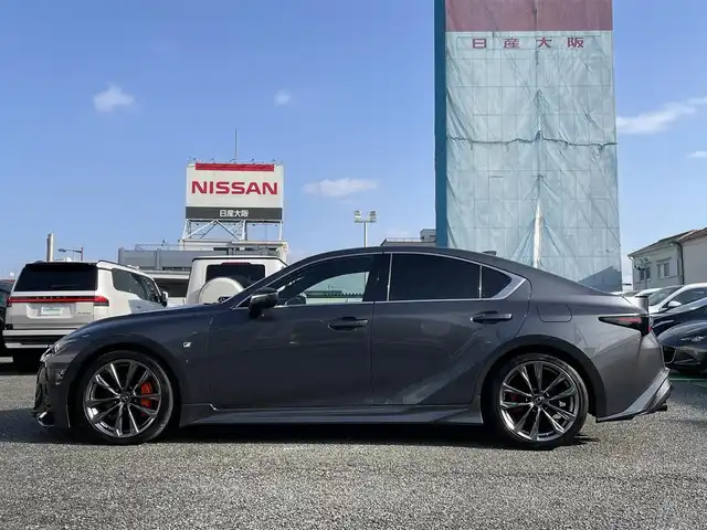 レクサス ＩＳ 350 Fスポーツ 兵庫県 2022(令4)年 1.4万km ソニッククロム /TRDエアロ//TRDフロントスポイラー//TRDサイドスカート//TRDスポーツマフラー&リヤディフューザー//TRDメンバーブレースセット//内装：フレアレッド//OP Fスポーツ専用オレンジキャリパー//OP 専用本革スポーツシート（ヒーター/ベンチレーション）//純正ナビ//地デジ/DVD/BT/USB/AUX/Miracast//バックカメラ//ステアリングリモコン（スタリングヒーター付）//ナノイーエアコン//純正19インチAW//ビルトインETC//360度ドライブレコーダー//レーダークルーズコントロール//プリクラッシュセーフティ//LTA/BSM/PKSB/RSA//先行車発進お知らせ//クリアランスソナー//カードキー