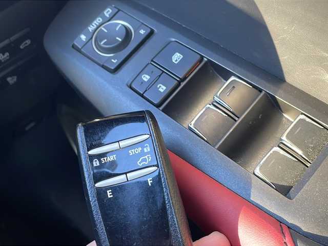 レクサス ＮＸ 300h Fスポーツ 青森県 2019(令1)年 3.6万km ホワイトノーヴァガラスフレーク 4WD/寒冷地仕様/純正10.3インチSDナビ・フルセグTV/CD・DVD・Bluetooth・SD・USB/OPマークレビンソンプレミアムサウンド/OPパノラミックビューモニター/OPパノラマルーフ/OPカラーヘッドアップディスプレイ/OPブラインドスポットモニター/革スポーツシート/前席エアシート・シートヒーター/前席パワーシート/ステアリングヒーター/セーフティシステムプラス/プリクラッシュセーフティ/レーダークルーズコントロール/レーントレーシングアシスト/オートマチックハイビーム/クリアランスソナー/OP AC100V1500W/ビルトインETC/前方ドライブレコーダー/スマートキー一体式エンジンスターター/OP三眼LEDヘッドランプ/LEDフォグランプ/リアフォグランプ/純正18インチアルミ/スペアキー・カードキー有/保証書・取説書