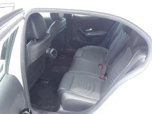 メルセデス・ベンツ Ａ１８０ 千葉県 2020(令2)年 3.3万km ポーラホワイト アクティブブレーキアシスト/アクティブレーンキーピングアシスト/レーンチェンジアシスト/ブラインドスポットアシスト/アテンションアシスト/ディストロニック/純正HDDナビ/地デジTV/【Bluetooth接続】/バックカメラ/リバース連動ドアミラー（左）/ハーフレザーシート/革巻きステアリング/ステアリングスイッチ/パドルシフト/ETC（2.0）/LEDヘッドライト/フォグライト/ウインカーミラー/純正16インチアルミホイル/サイド/カーテンエアバッグ/キーレスゴー