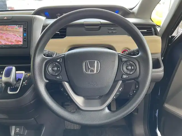 ホンダ フリード ハイブリット G ホンダセンシング 千葉県 2016(平28)年 11.1万km コバルトブルーパール Honda SENSING/・衝突軽減ブレーキ〈CMBS〉/・誤発進抑制機能/・歩行者事故低減ステアリング/・路外逸脱抑制機能/・ACC〈アダプティブ・クルーズ・コントロール〉/・LKAS〈車線維持支援システム〉/・先行車発進お知らせ機能/・標識認識機能/純正ディーラーOPナビ/・AM・FM/CD・DVD/BT/フルセグテレビ/バックカメラ/ビルトインETC/両側パワースライドドア/純正フロアマット/プッシュスタート/スマートキー/保証書