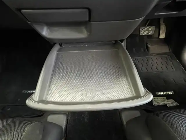 ホンダ フリード ハイブリット G ホンダセンシング 千葉県 2016(平28)年 11.1万km コバルトブルーパール Honda SENSING/・衝突軽減ブレーキ〈CMBS〉/・誤発進抑制機能/・歩行者事故低減ステアリング/・路外逸脱抑制機能/・ACC〈アダプティブ・クルーズ・コントロール〉/・LKAS〈車線維持支援システム〉/・先行車発進お知らせ機能/・標識認識機能/純正ディーラーOPナビ/・AM・FM/CD・DVD/BT/フルセグテレビ/バックカメラ/ビルトインETC/両側パワースライドドア/純正フロアマット/プッシュスタート/スマートキー/保証書