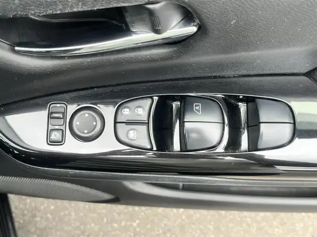 日産 セレナ ライダー プロパイロット E 島根県 2017(平29)年 7.9万km ダイヤモンドブラック 純正９型SDナビ　/フリップダウンモニター　/フルセグTV・DVD再生・Bluetooth接続　/バックカメラ　/ビルトインETC　/レーダークルーズコントロール　/両側パワースライドドア/アイドリングストップ　/後方コーナーセンサー　/スマートキー/純正LEDヘッドランプ/純正１６インチアルミホイール/純正フロアマット/保証書・取扱説明書（本体＋ナビ）/スペアキー１本/スタッドレスタイヤ＆ホイール4本セット積込み