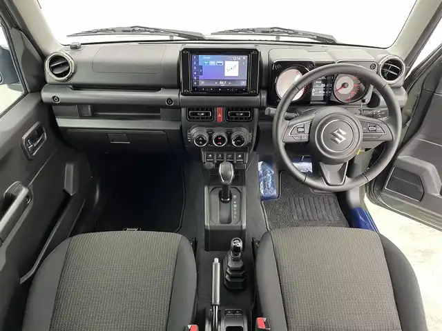 スズキ ジムニー XC 宮城県 2023(令5)年 0.9万km ジャングルグリーン 4WD/パイオニア8型ナビ(AM/FM/CD/DVD/BT/iPod/フルセグ)/バックカメラ/ETC/横滑り防止装置/ダウンヒルアシストコントロール/衝突被害軽減システム/クルーズコントロール/レーンキープアシスト/オートライト/純正マット/バイザー/シートヒーター(D/N)/ドライブレコーダー(CSD-670FH)/LEDヘッドライト/電動格納ミラー/キーレスエントリー