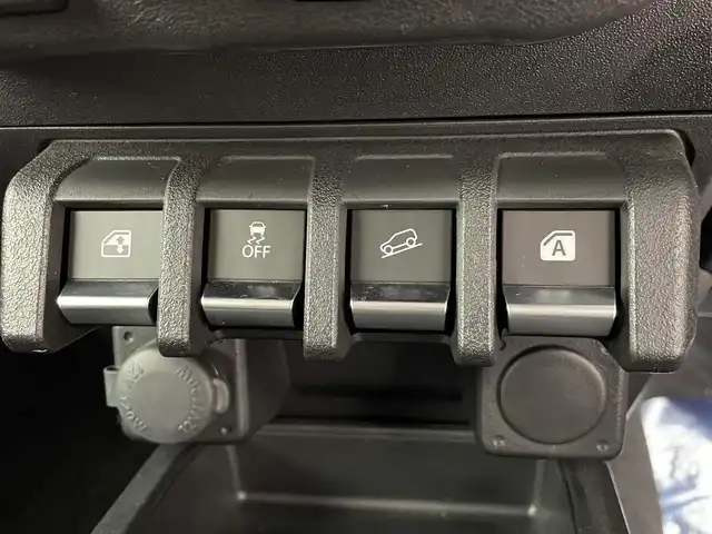 スズキ ジムニー XC 宮城県 2023(令5)年 0.9万km ジャングルグリーン 4WD/パイオニア8型ナビ(AM/FM/CD/DVD/BT/iPod/フルセグ)/バックカメラ/ETC/横滑り防止装置/ダウンヒルアシストコントロール/衝突被害軽減システム/クルーズコントロール/レーンキープアシスト/オートライト/純正マット/バイザー/シートヒーター(D/N)/ドライブレコーダー(CSD-670FH)/LEDヘッドライト/電動格納ミラー/キーレスエントリー