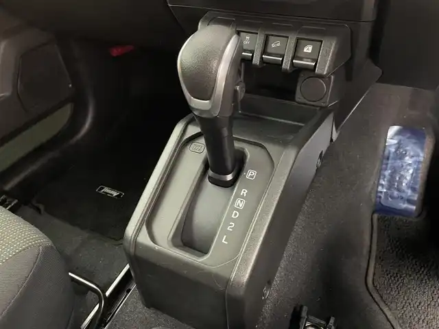 スズキ ジムニー XC 宮城県 2023(令5)年 0.9万km ジャングルグリーン 4WD/パイオニア8型ナビ(AM/FM/CD/DVD/BT/iPod/フルセグ)/バックカメラ/ETC/横滑り防止装置/ダウンヒルアシストコントロール/衝突被害軽減システム/クルーズコントロール/レーンキープアシスト/オートライト/純正マット/バイザー/シートヒーター(D/N)/ドライブレコーダー(CSD-670FH)/LEDヘッドライト/電動格納ミラー/キーレスエントリー