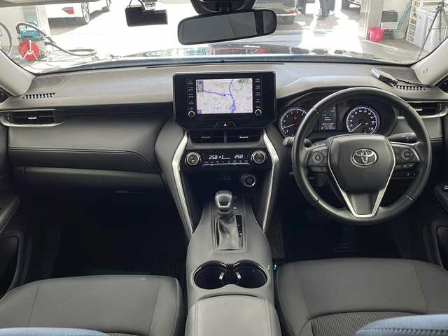 トヨタ ハリアー S 兵庫県 2022(令4)年 2.9万km ブラック ・ディスプレイナビ/Miracast/BT/Apple car play/AndroidAuto/・バックカメラ/・前方ドライブレコーダー/・電子パーキングブレーキ/・オートホールド/・ETC/・MTモード付AT/・左右独立エアコン/・ドライブモード（スポーツ・ノーマル・エコ）/・ヘッドライトレベライザー/・トヨタセーフティセンス/・レーントレーシングアシスト/・プリクラッシュセーフティ/・クリアランスソナー/・パーキングサポートブレーキ/・ロードサインアシスト/・先行者発進告知/・後退速度抑制/・横滑り防止装置/・レーダークルーズコントロール/・オートマチックハイビーム/・オートライト/・革巻ステアリング/・ステアリングスイッチ/・プッシュスタート/・スマートキー/・電動格納ミラー/・ウインカーミラー/・オールオートパワーウィンドウ/・純正フロアマット/・純正アルミホイール/・取扱説明書