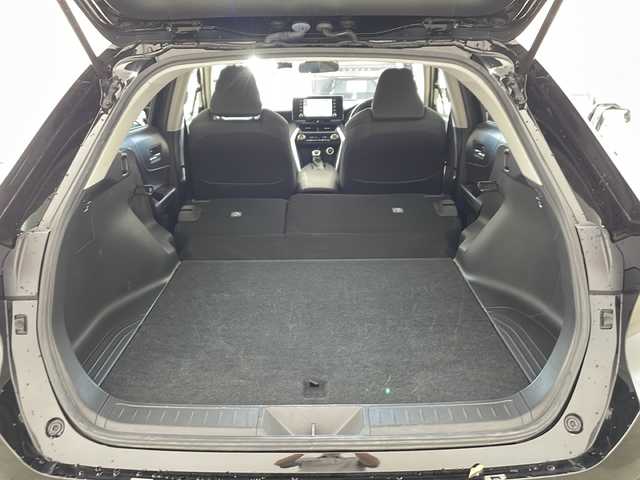 トヨタ ハリアー S 兵庫県 2022(令4)年 2.9万km ブラック ・ディスプレイナビ/Miracast/BT/Apple car play/AndroidAuto/・バックカメラ/・前方ドライブレコーダー/・電子パーキングブレーキ/・オートホールド/・ETC/・MTモード付AT/・左右独立エアコン/・ドライブモード（スポーツ・ノーマル・エコ）/・ヘッドライトレベライザー/・トヨタセーフティセンス/・レーントレーシングアシスト/・プリクラッシュセーフティ/・クリアランスソナー/・パーキングサポートブレーキ/・ロードサインアシスト/・先行者発進告知/・後退速度抑制/・横滑り防止装置/・レーダークルーズコントロール/・オートマチックハイビーム/・オートライト/・革巻ステアリング/・ステアリングスイッチ/・プッシュスタート/・スマートキー/・電動格納ミラー/・ウインカーミラー/・オールオートパワーウィンドウ/・純正フロアマット/・純正アルミホイール/・取扱説明書