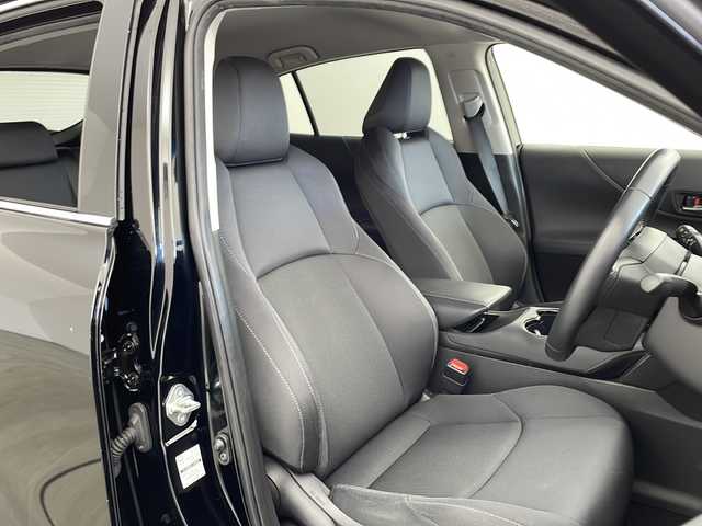 トヨタ ハリアー S 兵庫県 2022(令4)年 2.9万km ブラック ・ディスプレイナビ/Miracast/BT/Apple car play/AndroidAuto/・バックカメラ/・前方ドライブレコーダー/・電子パーキングブレーキ/・オートホールド/・ETC/・MTモード付AT/・左右独立エアコン/・ドライブモード（スポーツ・ノーマル・エコ）/・ヘッドライトレベライザー/・トヨタセーフティセンス/・レーントレーシングアシスト/・プリクラッシュセーフティ/・クリアランスソナー/・パーキングサポートブレーキ/・ロードサインアシスト/・先行者発進告知/・後退速度抑制/・横滑り防止装置/・レーダークルーズコントロール/・オートマチックハイビーム/・オートライト/・革巻ステアリング/・ステアリングスイッチ/・プッシュスタート/・スマートキー/・電動格納ミラー/・ウインカーミラー/・オールオートパワーウィンドウ/・純正フロアマット/・純正アルミホイール/・取扱説明書