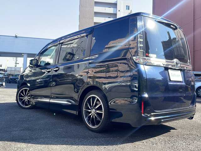 トヨタ ヴォクシー ハイブリッド V 宮崎県 2014(平26)年 7万km ブラッキッシュアゲハガラスフレーク ＳＤナビ　Ｂｌｕｅｔｏｏｔｈ　フルセグＴＶ　バックカメラ　ミラー型ドライブレコーダー　ＥＴＣ　ＵＳＢ入力端子　モデリスタエアロ 社外アルミホイール 前席シートヒーター LEDライト オートライト プッシュスタート パワーステアリング パワーウィンドウ リアフォグスイッチボタンあり 両側パワースライドドア