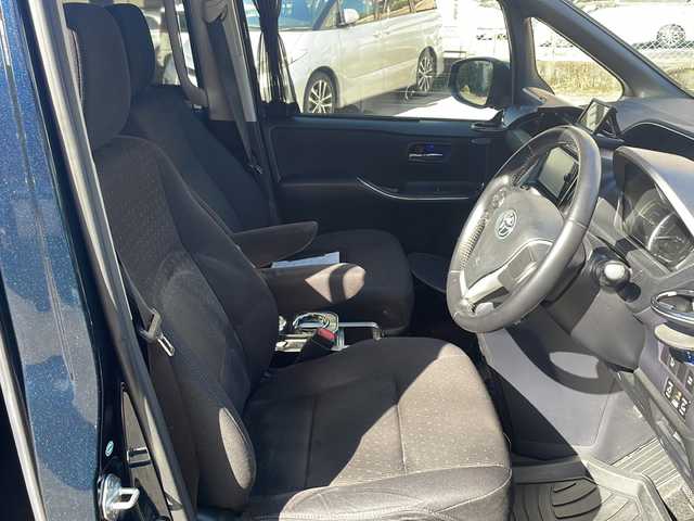 トヨタ ヴォクシー ハイブリッド V 宮崎県 2014(平26)年 7万km ブラッキッシュアゲハガラスフレーク ＳＤナビ　Ｂｌｕｅｔｏｏｔｈ　フルセグＴＶ　バックカメラ　ミラー型ドライブレコーダー　ＥＴＣ　ＵＳＢ入力端子　モデリスタエアロ 社外アルミホイール 前席シートヒーター LEDライト オートライト プッシュスタート パワーステアリング パワーウィンドウ リアフォグスイッチボタンあり 両側パワースライドドア