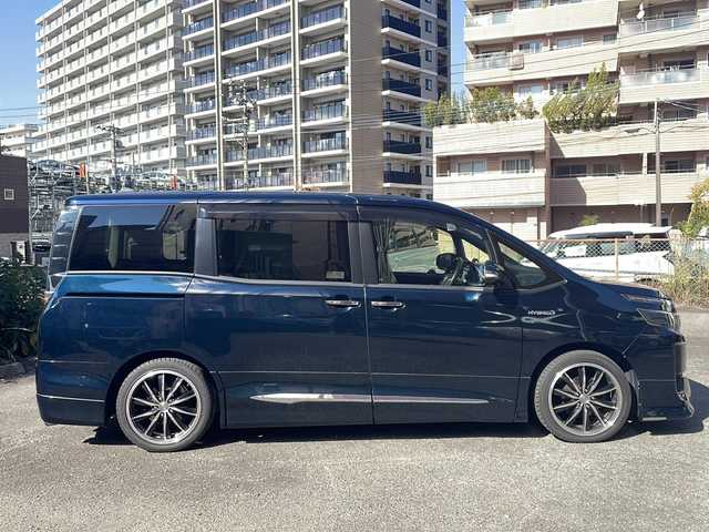 トヨタ ヴォクシー ハイブリッド V 宮崎県 2014(平26)年 7万km ブラッキッシュアゲハガラスフレーク ＳＤナビ　Ｂｌｕｅｔｏｏｔｈ　フルセグＴＶ　バックカメラ　ミラー型ドライブレコーダー　ＥＴＣ　ＵＳＢ入力端子　モデリスタエアロ 社外アルミホイール 前席シートヒーター LEDライト オートライト プッシュスタート パワーステアリング パワーウィンドウ リアフォグスイッチボタンあり 両側パワースライドドア