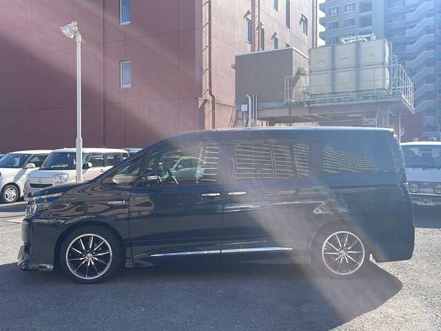 トヨタ ヴォクシー ハイブリッド V 宮崎県 2014(平26)年 7万km ブラッキッシュアゲハガラスフレーク ＳＤナビ　Ｂｌｕｅｔｏｏｔｈ　フルセグＴＶ　バックカメラ　ミラー型ドライブレコーダー　ＥＴＣ　ＵＳＢ入力端子　モデリスタエアロ 社外アルミホイール 前席シートヒーター LEDライト オートライト プッシュスタート パワーステアリング パワーウィンドウ リアフォグスイッチボタンあり 両側パワースライドドア