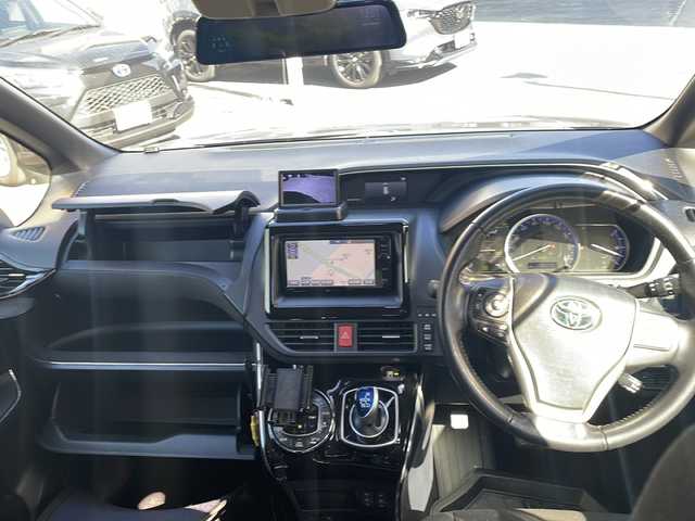 トヨタ ヴォクシー ハイブリッド V 宮崎県 2014(平26)年 7万km ブラッキッシュアゲハガラスフレーク ＳＤナビ　Ｂｌｕｅｔｏｏｔｈ　フルセグＴＶ　バックカメラ　ミラー型ドライブレコーダー　ＥＴＣ　ＵＳＢ入力端子　モデリスタエアロ 社外アルミホイール 前席シートヒーター LEDライト オートライト プッシュスタート パワーステアリング パワーウィンドウ リアフォグスイッチボタンあり 両側パワースライドドア