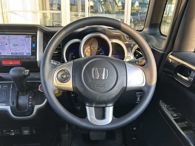 ホンダ Ｎ ＢＯＸ カスタムGターボSSブラックスタイル 静岡県 2016(平28)年 7.5万km プレミアムベルベットパープル・パール 純正ナビ/CD/DVD/FM/AM/フルセグTV/Bluetooth/SD/USB/ipod//主要装備/・純正ナビ　/・片側パワースライドドア　/・シートヒーター　/・バックカメラ　/・スマートキー　/・プッシュスタート　/・オートライト　/・アイドリングストップ　/・純正アルミホイール　/・ステアリングリモコン　/・フォグランプ　/・横滑り防止装置/・チップアップシート/・ディスチャージライト