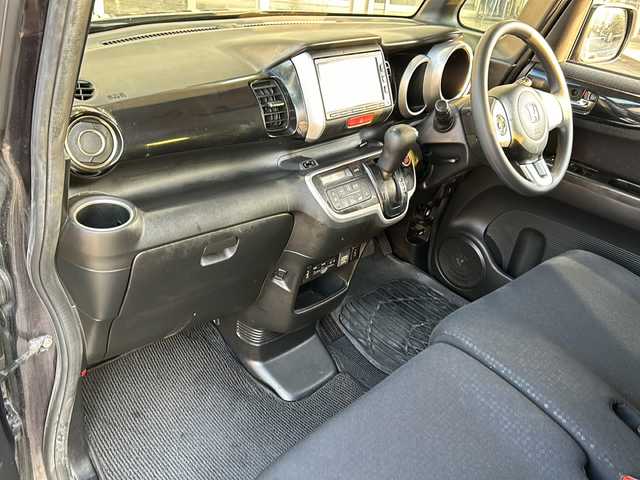 ホンダ Ｎ ＢＯＸ カスタムGターボSSブラックスタイル 静岡県 2016(平28)年 7.5万km プレミアムベルベットパープル・パール 純正ナビ/CD/DVD/FM/AM/フルセグTV/Bluetooth/SD/USB/ipod//主要装備/・純正ナビ　/・片側パワースライドドア　/・シートヒーター　/・バックカメラ　/・スマートキー　/・プッシュスタート　/・オートライト　/・アイドリングストップ　/・純正アルミホイール　/・ステアリングリモコン　/・フォグランプ　/・横滑り防止装置/・チップアップシート/・ディスチャージライト