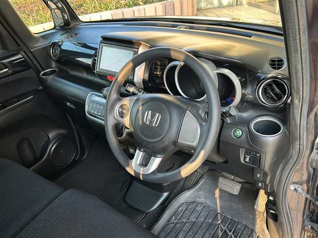 ホンダ Ｎ ＢＯＸ カスタムGターボSSブラックスタイル 静岡県 2016(平28)年 7.5万km プレミアムベルベットパープル・パール 純正ナビ/CD/DVD/FM/AM/フルセグTV/Bluetooth/SD/USB/ipod//主要装備/・純正ナビ　/・片側パワースライドドア　/・シートヒーター　/・バックカメラ　/・スマートキー　/・プッシュスタート　/・オートライト　/・アイドリングストップ　/・純正アルミホイール　/・ステアリングリモコン　/・フォグランプ　/・横滑り防止装置/・チップアップシート/・ディスチャージライト