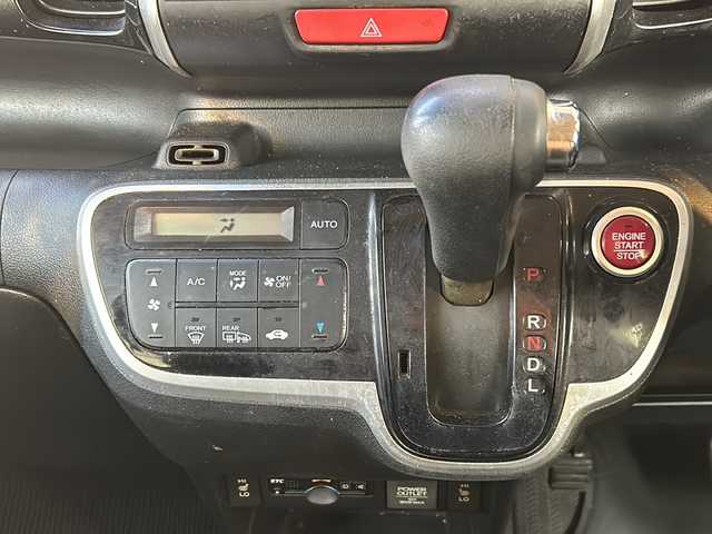 ホンダ Ｎ ＢＯＸ カスタムGターボSSブラックスタイル 静岡県 2016(平28)年 7.5万km プレミアムベルベットパープル・パール 純正ナビ/CD/DVD/FM/AM/フルセグTV/Bluetooth/SD/USB/ipod//主要装備/・純正ナビ　/・片側パワースライドドア　/・シートヒーター　/・バックカメラ　/・スマートキー　/・プッシュスタート　/・オートライト　/・アイドリングストップ　/・純正アルミホイール　/・ステアリングリモコン　/・フォグランプ　/・横滑り防止装置/・チップアップシート/・ディスチャージライト