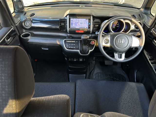 ホンダ Ｎ ＢＯＸ カスタムGターボSSブラックスタイル 静岡県 2016(平28)年 7.5万km プレミアムベルベットパープル・パール 純正ナビ/CD/DVD/FM/AM/フルセグTV/Bluetooth/SD/USB/ipod//主要装備/・純正ナビ　/・片側パワースライドドア　/・シートヒーター　/・バックカメラ　/・スマートキー　/・プッシュスタート　/・オートライト　/・アイドリングストップ　/・純正アルミホイール　/・ステアリングリモコン　/・フォグランプ　/・横滑り防止装置/・チップアップシート/・ディスチャージライト