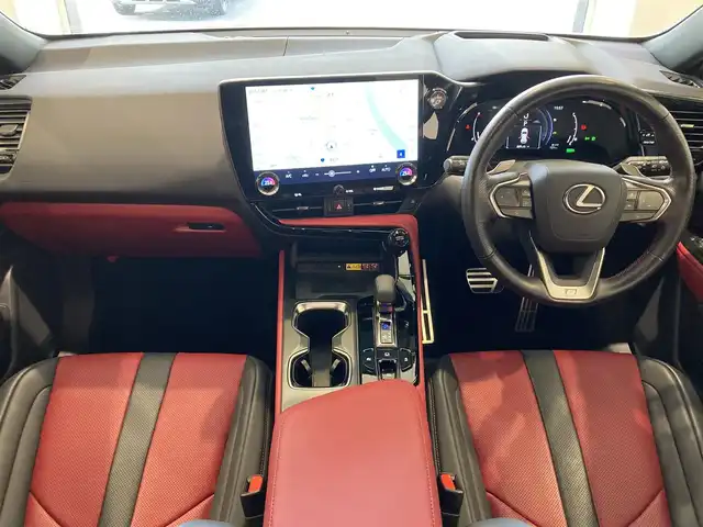 レクサス ＮＸ 350h Fスポーツ 熊本県 2023(令5)年 2万km ホワイトノーヴァガラスフレーク ・スマートキー/・プッシュスタート/・パノラマサンルーフ/・プリクラッシュセーフティ/・ロードサインアシスト/・前後クロストラフィックアラート/・レーンチェンジアシスト/・プロアクティブドライビングアシスト/・ブラインドスポットモニター/・パーキングサポートブレーキ/・安心降車アシスト/・オートマチックハイビーム/・クルーズコントロール(追従式)/・赤/黒革シート/・前席パワーシート/・前席エアシート/・全席シートヒーター/・ハンドルヒーター/・純正メモリナビ/　【Bluetooth・USB・AppleCarPlay】/・フルセグTV/・全方位カメラ/・ETC２．０/・ワイヤレス充電/・パワーバックドア/・LEDヘッドランプ/・LEDフォグランプ/・純正マット