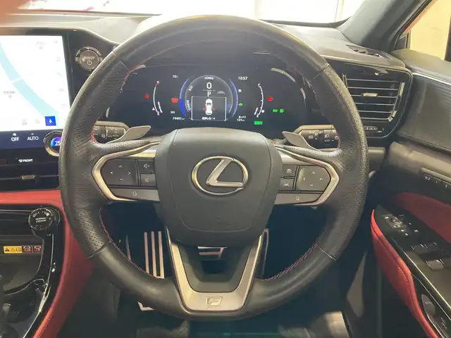 レクサス ＮＸ 350h Fスポーツ 熊本県 2023(令5)年 2万km ホワイトノーヴァガラスフレーク ・スマートキー/・プッシュスタート/・パノラマサンルーフ/・プリクラッシュセーフティ/・ロードサインアシスト/・前後クロストラフィックアラート/・レーンチェンジアシスト/・プロアクティブドライビングアシスト/・ブラインドスポットモニター/・パーキングサポートブレーキ/・安心降車アシスト/・オートマチックハイビーム/・クルーズコントロール(追従式)/・赤/黒革シート/・前席パワーシート/・前席エアシート/・全席シートヒーター/・ハンドルヒーター/・純正メモリナビ/　【Bluetooth・USB・AppleCarPlay】/・フルセグTV/・全方位カメラ/・ETC２．０/・ワイヤレス充電/・パワーバックドア/・LEDヘッドランプ/・LEDフォグランプ/・純正マット
