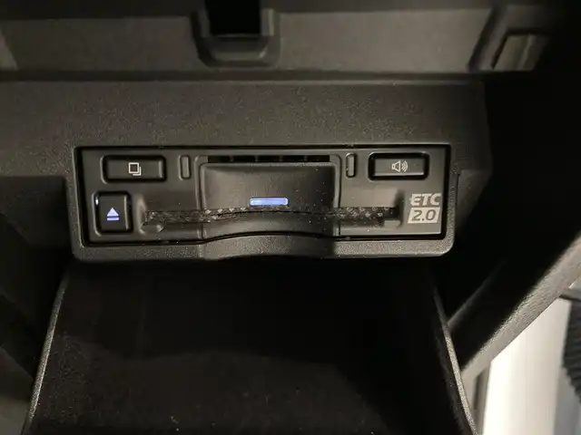 レクサス ＮＸ 350h Fスポーツ 熊本県 2023(令5)年 2万km ホワイトノーヴァガラスフレーク ・スマートキー/・プッシュスタート/・パノラマサンルーフ/・プリクラッシュセーフティ/・ロードサインアシスト/・前後クロストラフィックアラート/・レーンチェンジアシスト/・プロアクティブドライビングアシスト/・ブラインドスポットモニター/・パーキングサポートブレーキ/・安心降車アシスト/・オートマチックハイビーム/・クルーズコントロール(追従式)/・赤/黒革シート/・前席パワーシート/・前席エアシート/・全席シートヒーター/・ハンドルヒーター/・純正メモリナビ/　【Bluetooth・USB・AppleCarPlay】/・フルセグTV/・全方位カメラ/・ETC２．０/・ワイヤレス充電/・パワーバックドア/・LEDヘッドランプ/・LEDフォグランプ/・純正マット