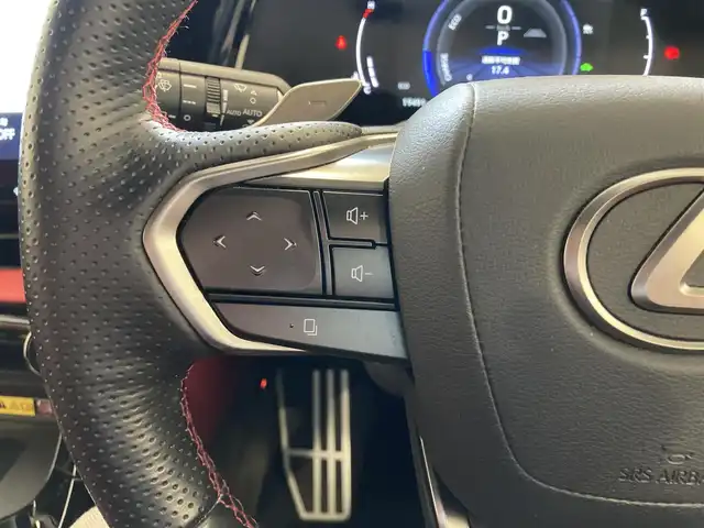 レクサス ＮＸ 350h Fスポーツ 熊本県 2023(令5)年 2万km ホワイトノーヴァガラスフレーク ・スマートキー/・プッシュスタート/・パノラマサンルーフ/・プリクラッシュセーフティ/・ロードサインアシスト/・前後クロストラフィックアラート/・レーンチェンジアシスト/・プロアクティブドライビングアシスト/・ブラインドスポットモニター/・パーキングサポートブレーキ/・安心降車アシスト/・オートマチックハイビーム/・クルーズコントロール(追従式)/・赤/黒革シート/・前席パワーシート/・前席エアシート/・全席シートヒーター/・ハンドルヒーター/・純正メモリナビ/　【Bluetooth・USB・AppleCarPlay】/・フルセグTV/・全方位カメラ/・ETC２．０/・ワイヤレス充電/・パワーバックドア/・LEDヘッドランプ/・LEDフォグランプ/・純正マット