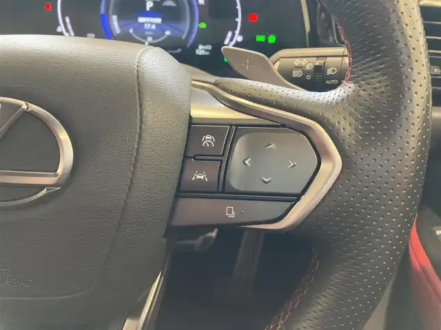 レクサス ＮＸ 350h Fスポーツ 熊本県 2023(令5)年 2万km ホワイトノーヴァガラスフレーク ・スマートキー/・プッシュスタート/・パノラマサンルーフ/・プリクラッシュセーフティ/・ロードサインアシスト/・前後クロストラフィックアラート/・レーンチェンジアシスト/・プロアクティブドライビングアシスト/・ブラインドスポットモニター/・パーキングサポートブレーキ/・安心降車アシスト/・オートマチックハイビーム/・クルーズコントロール(追従式)/・赤/黒革シート/・前席パワーシート/・前席エアシート/・全席シートヒーター/・ハンドルヒーター/・純正メモリナビ/　【Bluetooth・USB・AppleCarPlay】/・フルセグTV/・全方位カメラ/・ETC２．０/・ワイヤレス充電/・パワーバックドア/・LEDヘッドランプ/・LEDフォグランプ/・純正マット