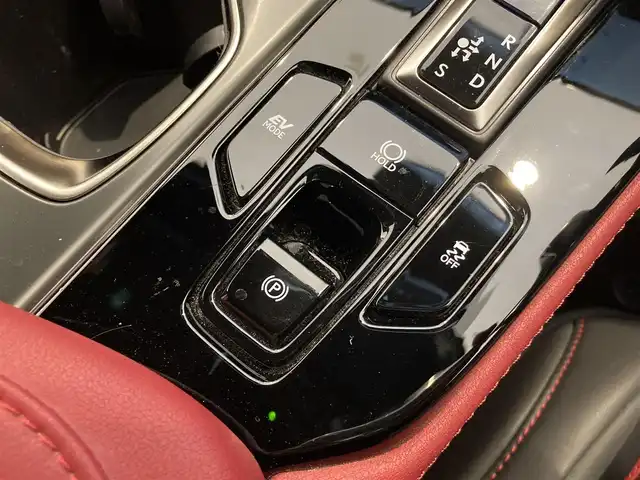 レクサス ＮＸ 350h Fスポーツ 熊本県 2023(令5)年 2万km ホワイトノーヴァガラスフレーク ・スマートキー/・プッシュスタート/・パノラマサンルーフ/・プリクラッシュセーフティ/・ロードサインアシスト/・前後クロストラフィックアラート/・レーンチェンジアシスト/・プロアクティブドライビングアシスト/・ブラインドスポットモニター/・パーキングサポートブレーキ/・安心降車アシスト/・オートマチックハイビーム/・クルーズコントロール(追従式)/・赤/黒革シート/・前席パワーシート/・前席エアシート/・全席シートヒーター/・ハンドルヒーター/・純正メモリナビ/　【Bluetooth・USB・AppleCarPlay】/・フルセグTV/・全方位カメラ/・ETC２．０/・ワイヤレス充電/・パワーバックドア/・LEDヘッドランプ/・LEDフォグランプ/・純正マット
