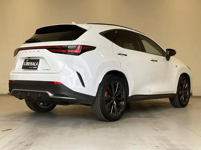 レクサス ＮＸ 350h Fスポーツ 熊本県 2023(令5)年 2万km ホワイトノーヴァガラスフレーク ・スマートキー/・プッシュスタート/・パノラマサンルーフ/・プリクラッシュセーフティ/・ロードサインアシスト/・前後クロストラフィックアラート/・レーンチェンジアシスト/・プロアクティブドライビングアシスト/・ブラインドスポットモニター/・パーキングサポートブレーキ/・安心降車アシスト/・オートマチックハイビーム/・クルーズコントロール(追従式)/・赤/黒革シート/・前席パワーシート/・前席エアシート/・全席シートヒーター/・ハンドルヒーター/・純正メモリナビ/　【Bluetooth・USB・AppleCarPlay】/・フルセグTV/・全方位カメラ/・ETC２．０/・ワイヤレス充電/・パワーバックドア/・LEDヘッドランプ/・LEDフォグランプ/・純正マット