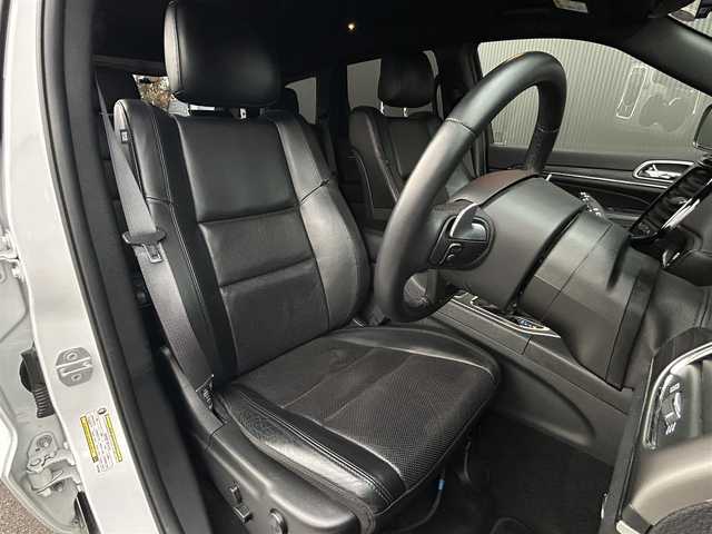 クライスラー・ジープ ジープ グランドチェロキー LTD 長野県 2020(令2)年 5.6万km ブライトホワイトクリアコート ＣａｒＰｌａｙ/黒革シート/ベンチレーション/シートヒーター/PWシート/ヒーテッドステアリング/ACC/BSM/LKA/パークアシスト/純正ナビ/バックカメラ/サイドカメラ/フロントカメラ/地デジ/ＥＴＣ2.0/アイドリングストップ/パドルシフト/パークセンサー/LEDヘッドライト/パワーバックドア/イルディセントコントロール/USB/AUX